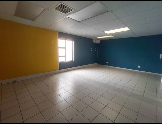 111M² OFFICE TO LET IN FOURWAYS